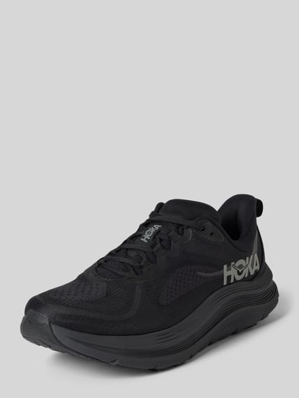 Produktfoto, czarny sneakersy z siateczkowymi i gładkimi teksturami, model 'KAWANA 3' od HOKA, zaokrąglony czubek, wiązanie, logo, wysokość obcasa w rozmiarze 44: 4 cm, wysokość cholewki: 7 cm, szerokość w rozmiarze 44: 9 cm