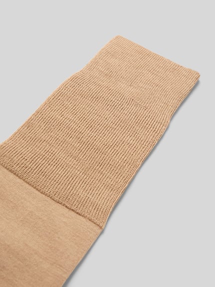 Produktfoto, beige Kniestrümpfe mit elastischem Rippenbündchen, Schurwoll-Mix, körpernahe Passform, Modell 'AIRPORT' von Falke.