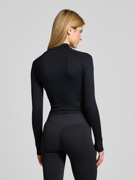 Vrouwenmodel draagt Slim Fit Jacke mit Zweiwege-Reißverschluss van aim'n, materiaalmix met stretch, opstaande kraag, slim fit, geheel zwarte kleur, ruglengte maat S 42 cm, schouderbreedte 39 cm, borstwijdte 36 cm, mouwlengte 50 cm, geheel zwart, gladde textuur, geheel beeld, rugaanzicht.