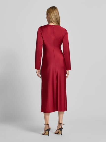 Frauenmodel trägt Midikleid aus Satin von Emporio Armani in Rot, körpernahe Passform, langärmelig, Ganzkörperansicht Rückansicht.