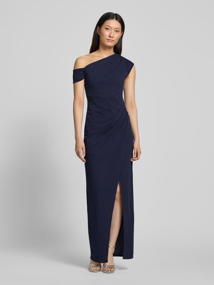 Frauenmodel trägt Abendkleid in Maxikleid mit Gehschlitz von Lipsy, Dunkelblau, Elastischer-Material-Mix, Tailliert, Off-Shoulder-Design, Raffung, Ganzkörperansicht von vorne.