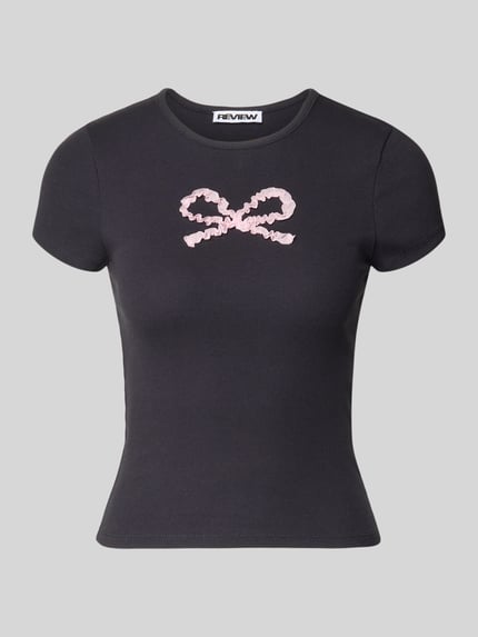 Produktfoto, T-Shirt mit Rundhalsausschnitt Modell 'PREPPY HEART' von Review, czarny bawełniany mix z domieszką stretchu, prosty krój, delikatny prążek, różowy nadruk z przodu, długość pleców w rozmiarze S: 49 cm