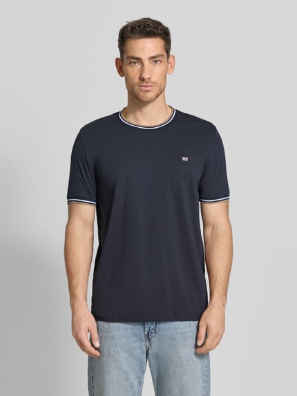 Männermodel trägt T-Shirt mit Kontraststreifen und Rundhalsausschnitt von Christian Berg Men im Regular-Fit aus Baumwoll-Elasthan-Mix, dunkle Farbe, Rückenlänge bei Größe M 71 cm, Ganzkörperansicht von vorne.