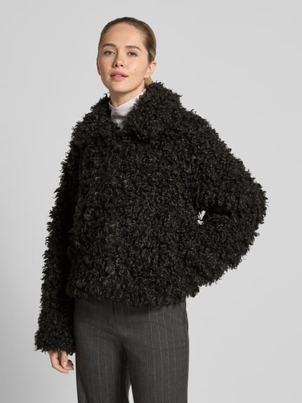Vrouwenmodel draagt Felljacke in cropped-Fit - curated by Isabelle Hartmann van Style Icon Collection, zwart kunstbont, Regular Fit, rits, Ganzkörperaanzicht van voren.