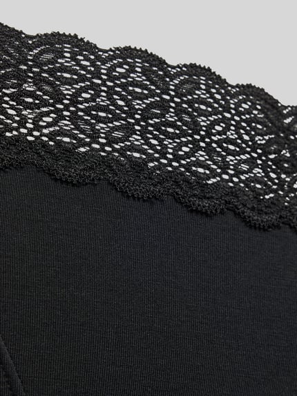 Produktfoto, schwarzer String aus Modal-Mix von Jake*s Casual mit feiner Spitze und glatter Textur, Detailaufnahme