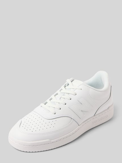 Produktfoto, witte heren sneakers met afgeronde punt, vetersluiting, labeldetails, model 'BB80' van New Balance, hakhoogte maat 45: 3 cm, schachthoogte maat 45: 8 cm, schachtbreedte maat 45: 10 cm