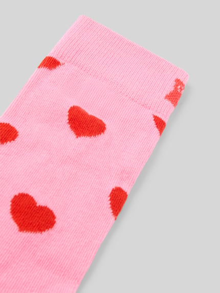 Produktfoto, Socken aus elastischem Baumwoll-Mix Modell 'Heart' von HAPPY SOCKS, pink mit roten Herzmotiven, Label-Detail sichtbar, Damen Socken, Nahaufnahme, elastische Struktur und glatte Baumwoll-Textur, Allover-Muster