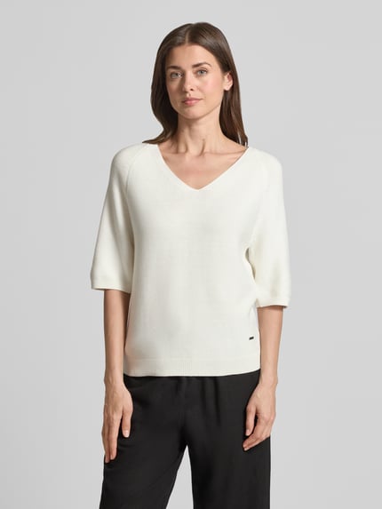 Frauenmodel trägt Regular Fit Strickpullover aus Baumwoll-Mix von s.Oliver RED LABEL in Unifarbe mit V-Ausschnitt, Nahaufnahme Oberkörper.