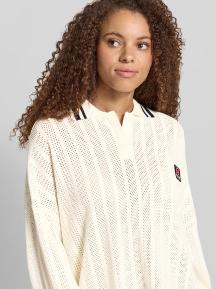 Frauenmodel trägt Oversized Longsleeve in Strick-Optik mit Polokragen von Karo Kauer im Viskose-Mix, cremefarben, Nahaufnahme Oberkörper.