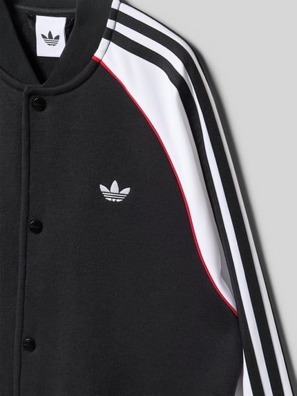 Produktfoto, Regular Fit Sweatjacke mit Logo-Stitching von adidas Originals, mehrfarbig mit Kontrastdetails, Druckknöpfen und Baseball-Kragen, Sweatstoff mit geripptem Abschluss, gesticktes Logo und seitliche Reißverschlusstasche, Baumwoll-Mix
