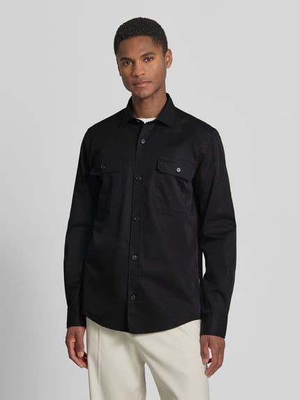 Männermodel trägt Regular Fit Overshirt aus Baumwoll-Lyocell-Mix Modell 'H-ROB-SP-2P-263' von BOSS, unifarben, Ganzkörperansicht von vorne.