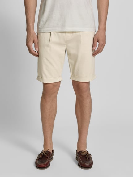 Männermodel trägt Chino Shorts mit Gesäßleistentaschen von Lerros in Beige, Baumwoll-Mix, Straight Fit, elastischer Bund, Ganzkörperansicht von vorne.