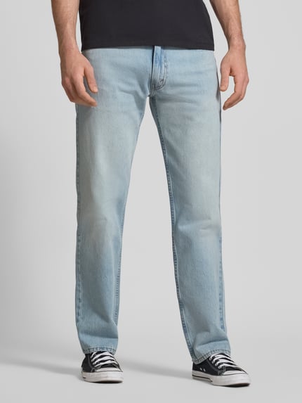 Männermodel trägt Relaxed Straight Fit Jeans im Used-Look Modell '555' von Levi's®, reine Baumwolle, Eingrifftaschen, Ganzkörperansicht von vorne