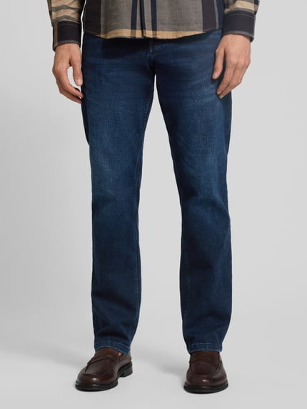 Männermodel trägt Regular Fit Jeans im Used-Look von Christian Berg Men in Dunkelblau, Baumwoll-Mix mit Stretch-Anteil, Eingrifftaschen, Nahaufnahme Unterkörper, Vorderansicht.