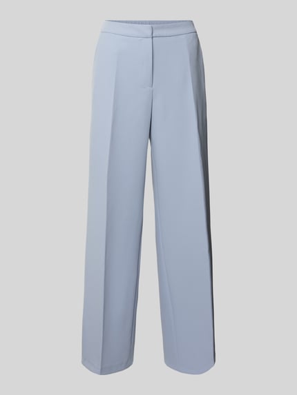Produktfoto, Regular Fit Weite Hose mit Bügelfalten von s.Oliver BLACK LABEL in Hellblau, unifarbenes Twill-Material mit Bügelfalten und elastischem Bund, seitliche Eingrifftaschen und Gesäßtaschen, glatte Textur.