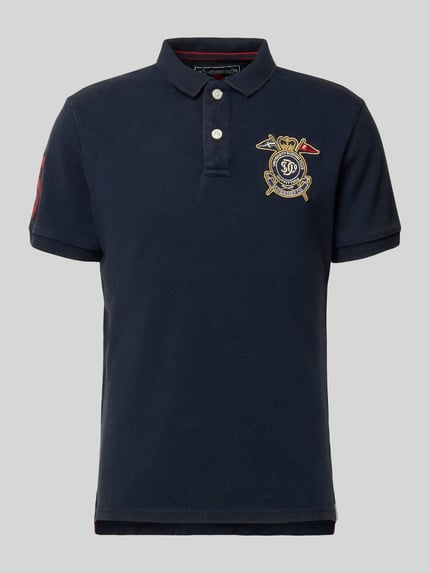 Produktfoto, dunkelblaues Regular Fit Poloshirt mit Label-Patches aus reiner Baumwolle, Polokragen, kurze Knopfleiste, Superdry