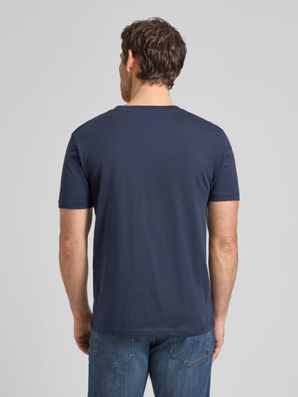 Męski model nosi Regular Fit T-Shirt aus reiner Baumwolle von Tom Tailor Denim, efekt: jednolity kolor, krój regular fit, z napisem z logo, okrągły dekolt, rękaw: krótki rękaw, materiał: bawełna, Ganzkörperansicht Rückansicht.