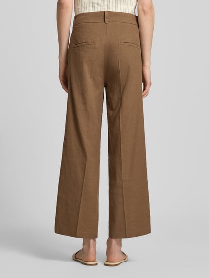 Frauenmodel trägt Chino aus Leinen-Mix mit Bügelfalte Modell 'CALIFORNIA' von Cambio in Braun, Straight Fit, Gesäßtaschen, Ganzkörperansicht Rückansicht.