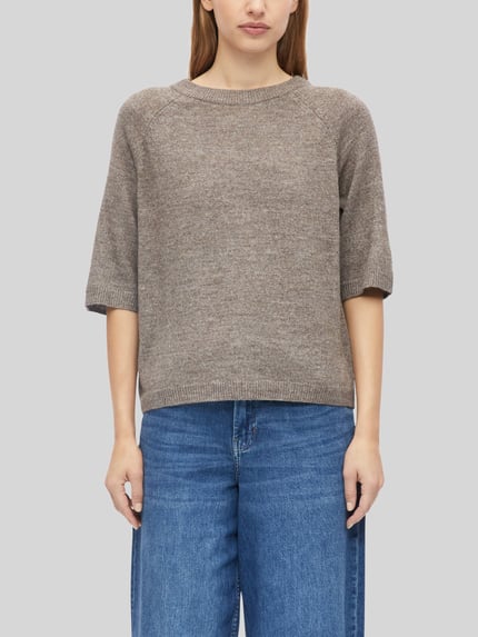 Vrouwenmodel draagt Relaxed Fit pullover met alpaca-aandeel van s.Oliver RED LABEL in bruingrijs, rechte snit, zachte textuur, close-up bovenlichaam.