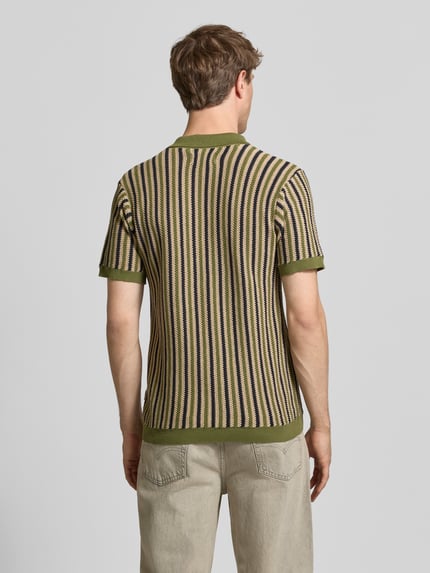 Männermodel trägt Regular Fit Poloshirt in Strick-Optik Modell 'Carly' von Blend, Reine Baumwolle, Kurzärmelig, Rückansicht.