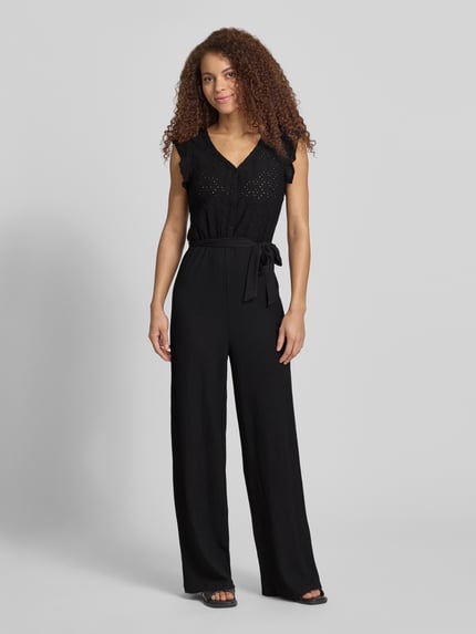 Vrouwenmodel draagt Regular Fit Jumpsuit met ajourwerk model 'LELISA' van Only, look: effen, met kapmouwen, strikceintuur, V-hals, korte knoopsluiting, regular fit pasvorm. Ganzkörperansicht von vorne.