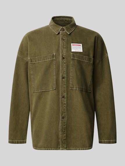 Produktfoto, Relaxed Fit Jeanshemd mit Label-Detail Modell 'UZATOWN CHEMISES' von American Vintage, reine Baumwolle, Olivgrün, große Brusttaschen, Kentkragen, sichtbare Nähte, strukturierte Oberfläche