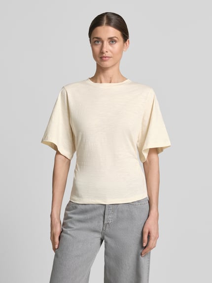 Frauenmodel trägt T-Shirt mit 1/2-Arm und Raffungen von Jake*s Casual in Creme, reine Baumwolle, körpernahe Passform, Ganzkörperansicht von vorne