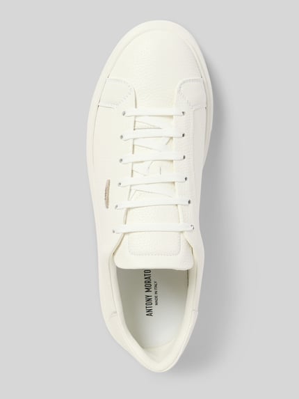 Produktfoto, Sneaker aus leer met labeldetail model 'ARTEM' van Antony Morato, heren sneakers met vetersluiting, afgeronde punt, hakhoogte 4 cm, schachthoogte 8 cm, schachtbreedte 7 cm, wit leer met gestructureerde textuur, bovenaanzicht.