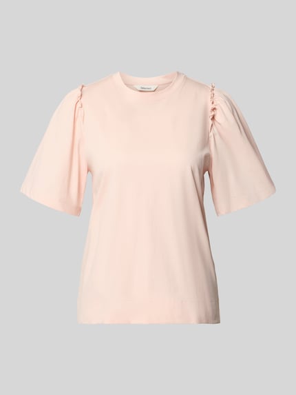 Produktfoto, jasnoróżowe Regular Fit T-Shirt aus reiner Baumwolle Modell 'PENELOPE' von Selected Femme, gładka faktura, marszczenia przy ramionach, okrągły dekolt, krótki rękaw, materiał: czysta bawełna