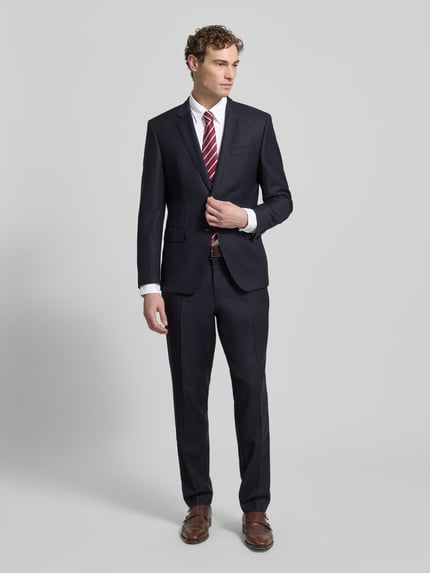 Männermodel trägt Regular Fit Freizeithemd mit Kentkragen Modell 'LIAM' von BOSS, Optik: Unifarben, Ganzkörperansicht von vorne.