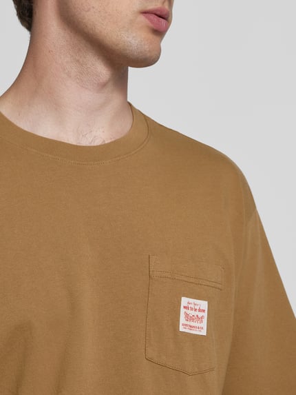 Levi's® T-shirt z kieszenią na piersi Koniakowy 3
