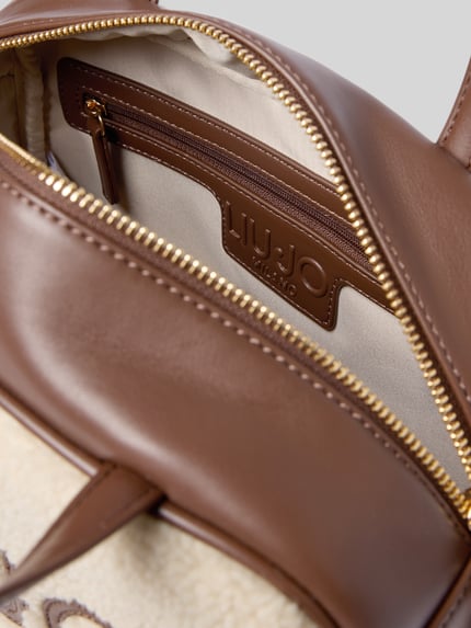 Produktfoto, Handtasche aus Teddyfell Modell 'FERIELLE' von Liu Jo White mit Reißverschluss, Hauptfach und Logo, braun-beige Textur.