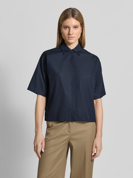 Frauenmodel trägt Oversized Hemdbluse aus reiner Baumwolle Modell 'BIMINA' von BOSS, unifarben dunkelblau, Popeline, Ganzkörperansicht von vorne