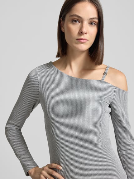 Frauenmodel trägt Maxikleid Modell 'Nalatina' mit One Shoulder von HUGO, glänzende Struktur, Rippstrick, Nahaufnahme Oberkörper.