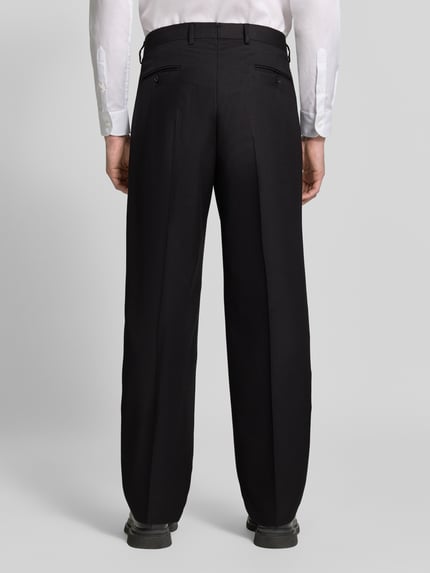 Männermodel trägt Straight Fit Hose mit Viskose-Anteil von Emporio Armani, dunkle Farbe, Strukturmuster, Ganzkörperansicht Rückansicht.