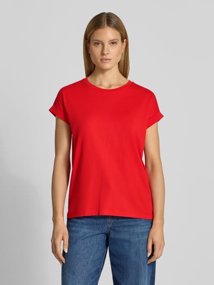 Vrouwenmodel draagt Loose Fit T-shirt uit puur katoen model 'IDAARA' van Armedangels, look: effen, logostitching, rode kleur, fijnrib, korte mouw, ronde hals, detail vaste omslag, Ganzkörperansicht van voren.