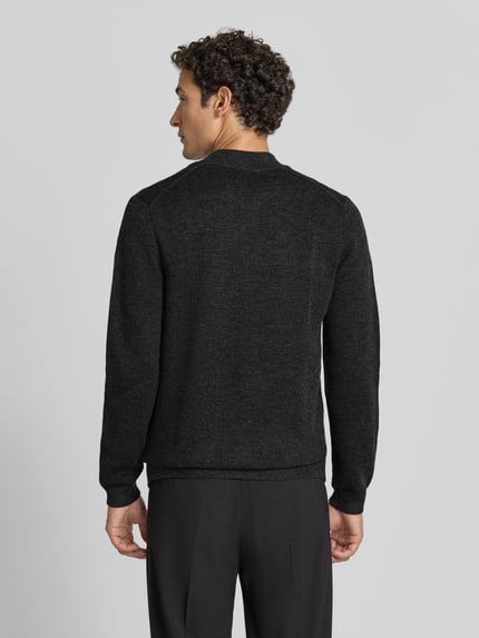 Männermodel trägt Slim Fit Strickjacke aus Baumwoll-Mix mit Stehkragen von Christian Berg Men, mieszanka bawełny, krój slim fit, stójka, zamek błyskawiczny dwustronny, krój z długim rękawem, prążkowane wykończenia, Długość tyłu w rozmiarze M: 68 cm, Długość rękawów w rozmiarze M: 67 cm, kolor ciemny, tekstura dzianiny, Ganzkörperansicht Rückansicht