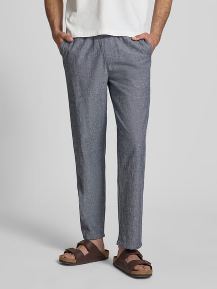 Männermodel trägt Hose aus Baumwoll-Leinen-Mix mit elastischem Bund von Blend, Regular Fit, meliertes Blaugrau, Nahaufnahme Unterkörper, Modell 'ABAN', Bundweite 39 cm, Innenbeinlänge 76 cm.