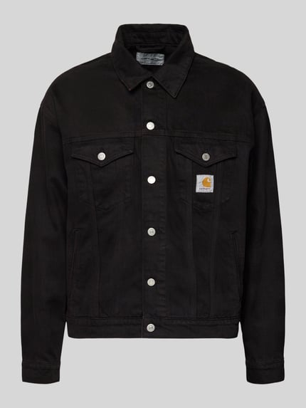 Produktfoto, zwarte Jeansjacke met Label-Detail Modell 'EVERSON' van Carhartt Work In Progress, knoopsluiting, borstzakken, katoenmix, regular fit.