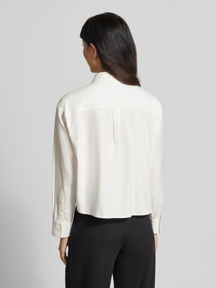 Frauenmodel trägt Loose Fit Langarmbluse aus reiner Baumwolle Modell 'NUORO' von Max Mara, Damen Langarmbluse von Weekend Max Mara, Ganzkörperansicht Rückansicht.