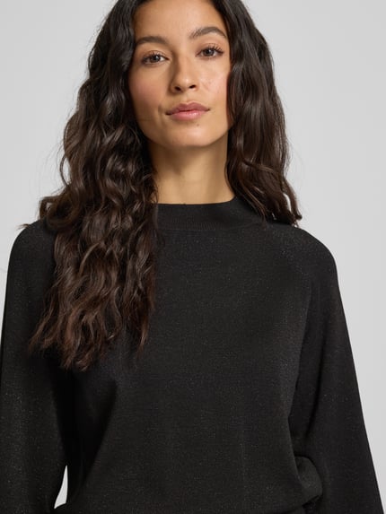 Vrouwenmodel draagt zwarte Strickpullover aus Viskose-Mix Modell 'MOBBE' van B.Young, regular fit, staande kraag, close-up bovenlichaam.