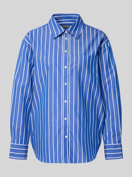 Produktfoto, Relaxed Fit Bluse mit Brusttasche von Gant aus reiner Baumwolle, gestreift in Blau und Weiß, Hemdblusenkragen, Knopfleiste.