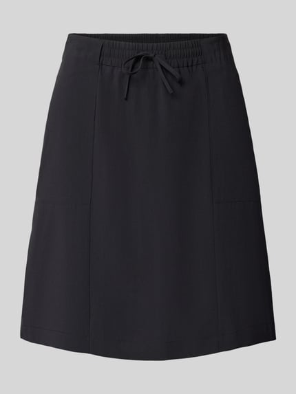 Produktfoto, schwarzer gerader Midi-Rock aus Modal-Mix Modell 'Rania city' von OPUS, glatte Oberfläche, dezente Nahtdetails, Damen Mini-Rock von OPUS