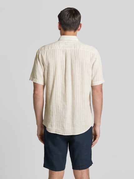 Männermodel trägt Regular Fit Freizeithemd mit Button-Down-Kragen von Fynch-Hatton, Baumwolle-Leinen-Mix, Rückenansicht, Rückenlänge 76 cm, Schulterbreite 45 cm, Ärmellänge 26 cm, Logo-Stitching, Knopfleiste. Ganzkörperansicht Rückansicht.