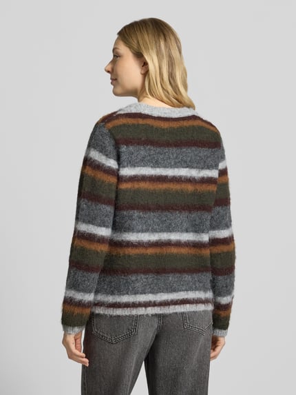 Frauenmodel trägt Pullover mit weichem Flauschgarn Modell 'SC-HADIL YD 2' von SOYACONCEPT, Melange-Optik, mehrfarbig gestreift, Stricktextur, Ganzkörperansicht Rückansicht.