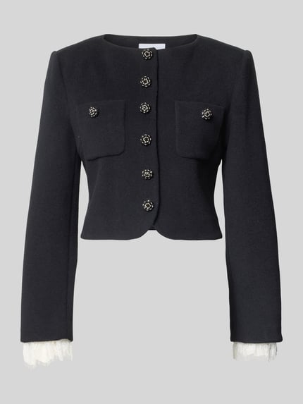 Produktfoto, Jacke aus Woll-Mix mit Kaschmir-Anteil von Self-Portrait in Schwarz mit Ziersteinbesatz, Brusttaschen und Knopfleiste, taillierte Passform, cremefarbene Spitzendetails an den Ärmeln, strukturierte Oberfläche, neutraler Hintergrund.