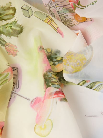 Produktfoto, Schal mit Seiden-Muster und Allover-Muster von , aus Baumwoll-Mix mit Seiden-Anteil, rechteckige Form, Statement-Print, Breite 204 cm, Länge 67 cm, zartes Creme mit bunten, pastelligen Motiven, leichte und weiche Textur