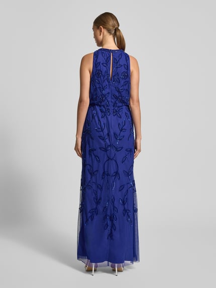 Frauenmodel trägt Abendkleid mit Perlen und Pailletten von Adrianna Papell in A-Linie, Maxikleid, Rundhalsausschnitt, Rückenlänge 146 cm, Brustweite 36 cm, Ganzkörperansicht Rückansicht.