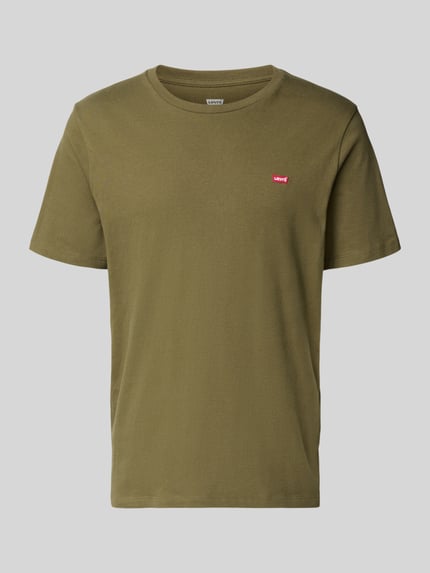Produktfoto, T-Shirt mit Label-Stitching von Levi's®, Herren T-Shirt aus reiner Baumwolle, Regular-Fit, gerippter Rundhalsausschnitt, olive, glatte Textur, Rückenlänge bei Größe M 68 cm.