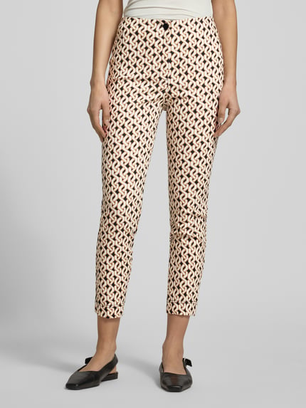 Frauenmodel trägt Slim Fit Hose in verkürzter Passform von Christian Berg Woman, Baumwoll-Mix, Allover-Look, Nahaufnahme Oberkörper bis Fuß.